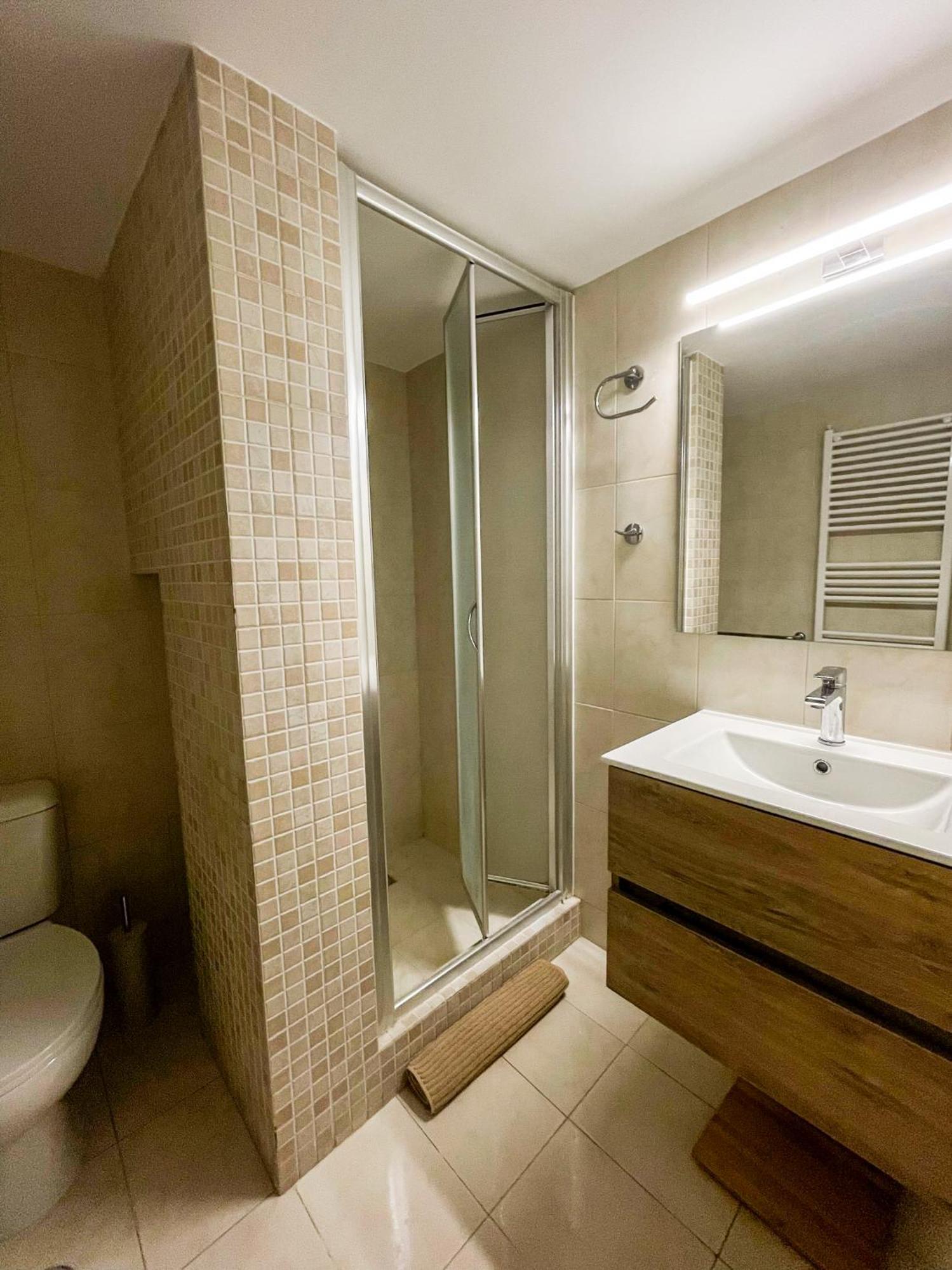 Apartment Near Metro + Port Piraeus Bagian luar foto